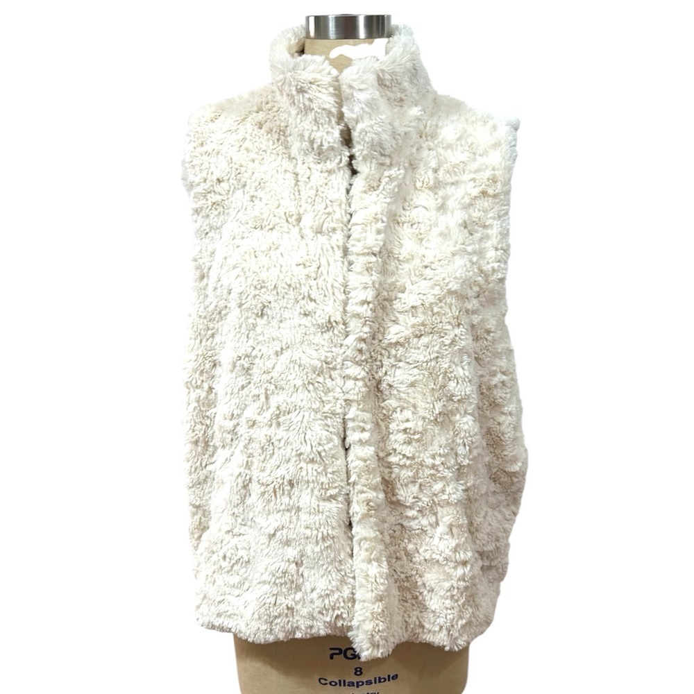 BETSEY JOHNSON Women’s Ivory Faux Fur Vest size XL Hook-eye closure lined
EUC